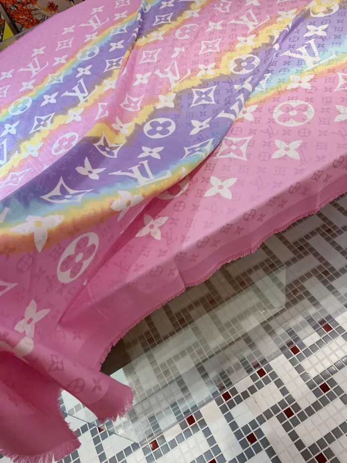 LOUIS VUITTON Scarves