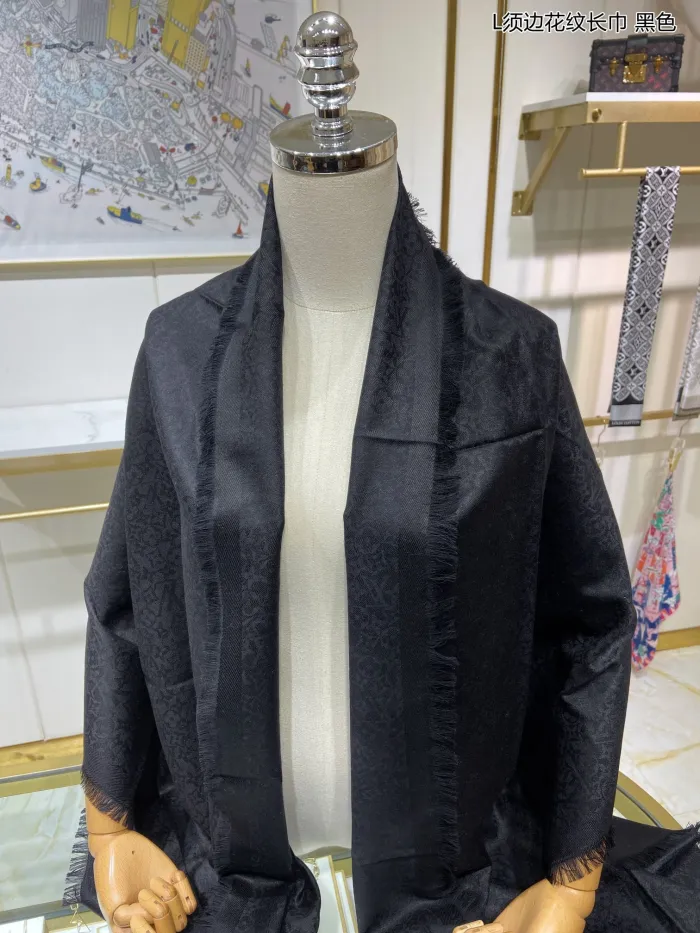 LOUIS VUITTON Scarves