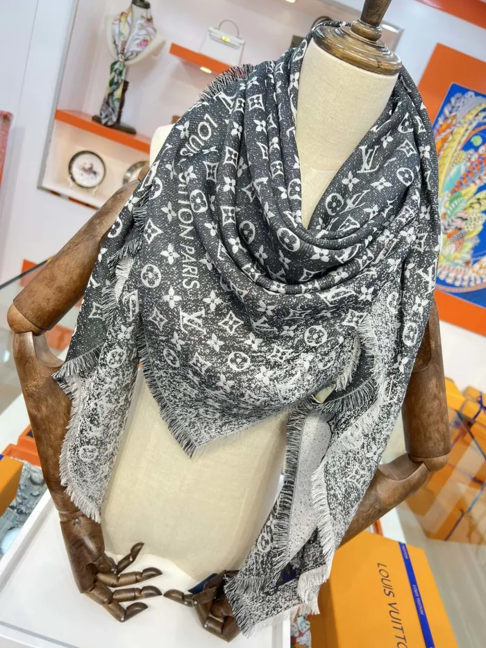 LOUIS VUITTON Scarves