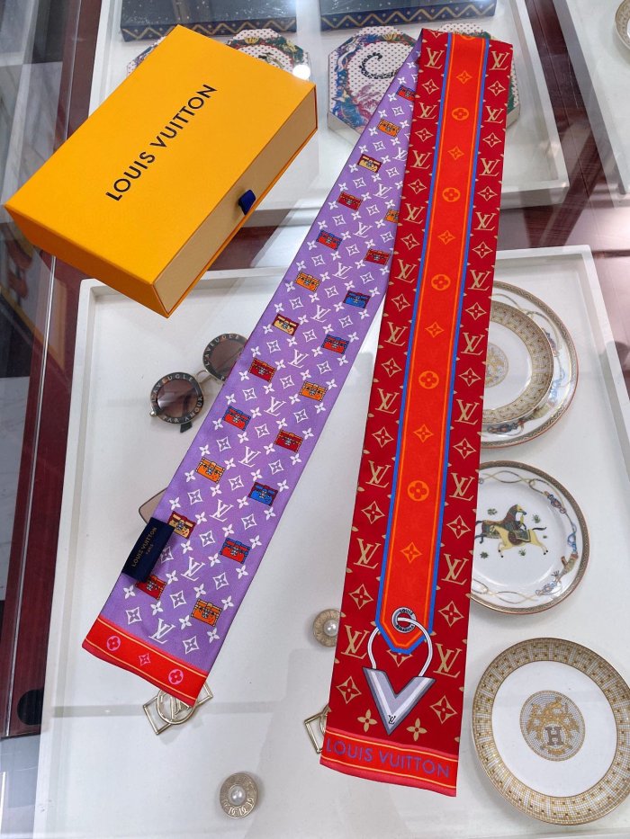 LOUIS VUITTON Scarves