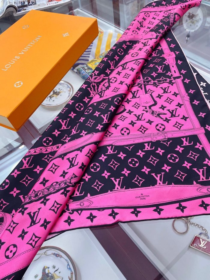 LOUIS VUITTON Scarves