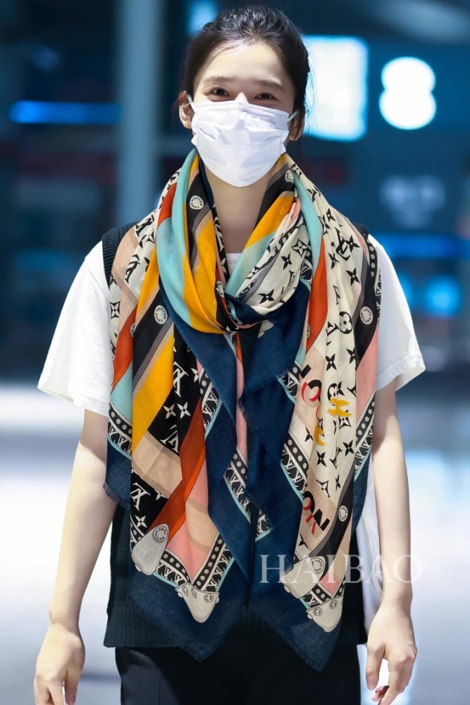 LOUIS VUITTON Scarves