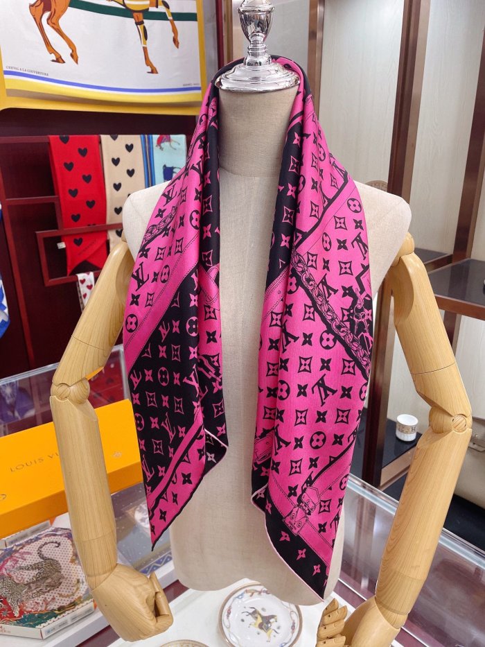 LOUIS VUITTON Scarves