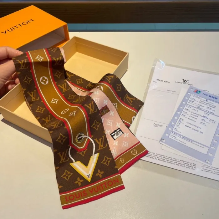LOUIS VUITTON Scarves