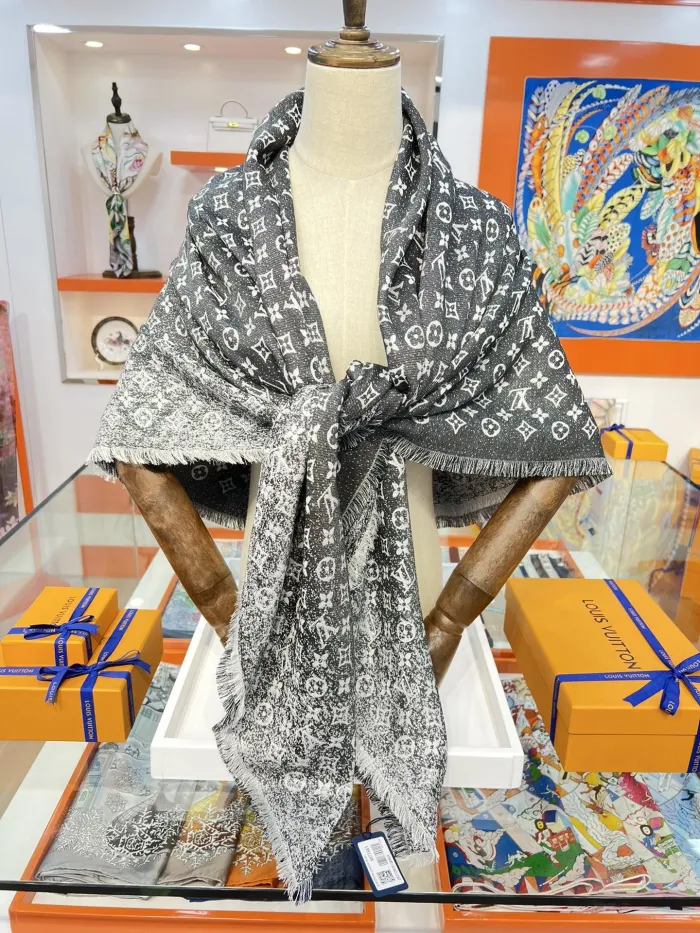 LOUIS VUITTON Scarves