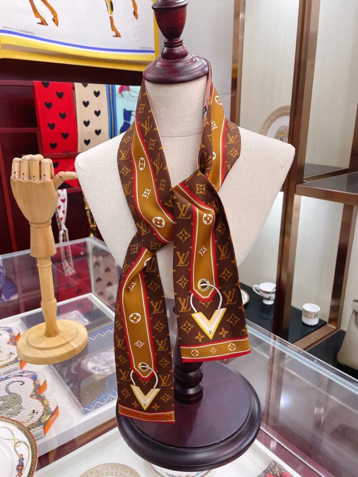 LOUIS VUITTON Scarves