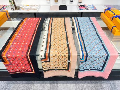 LOUIS VUITTON Scarves