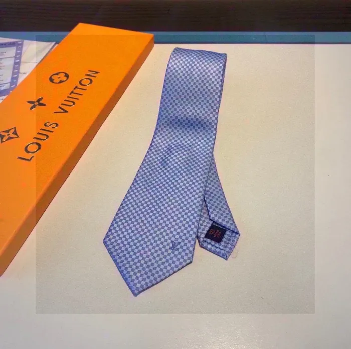 LOUIS VUITTON Scarves