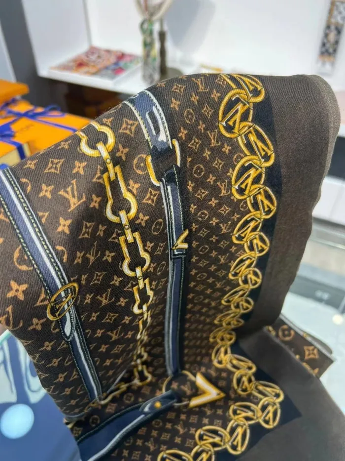LOUIS VUITTON Scarves