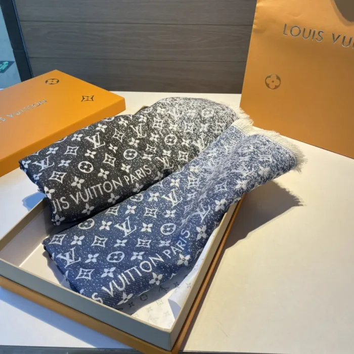 LOUIS VUITTON Scarves