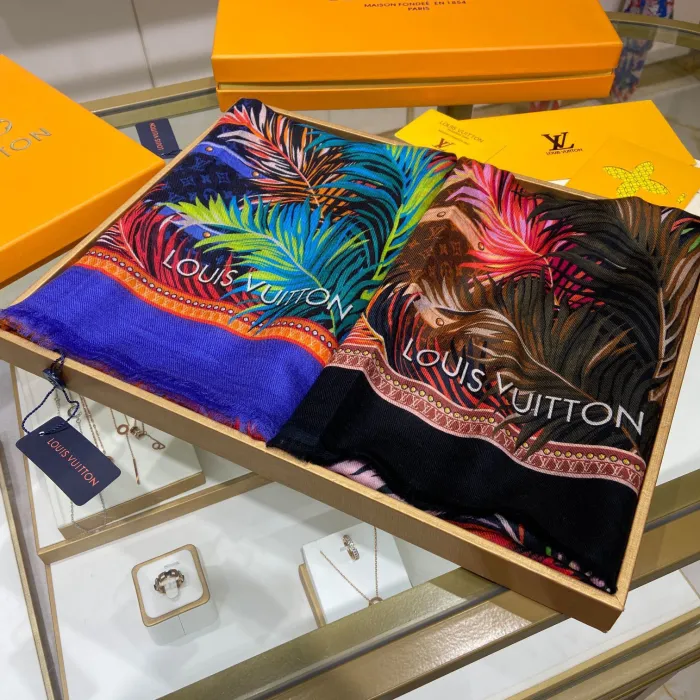 LOUIS VUITTON Scarves