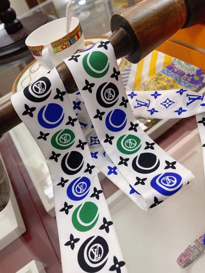 LOUIS VUITTON Scarves