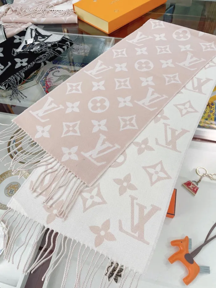 LOUIS VUITTON Scarves