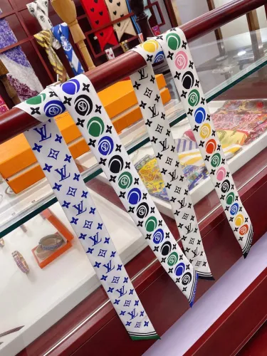 LOUIS VUITTON Scarves
