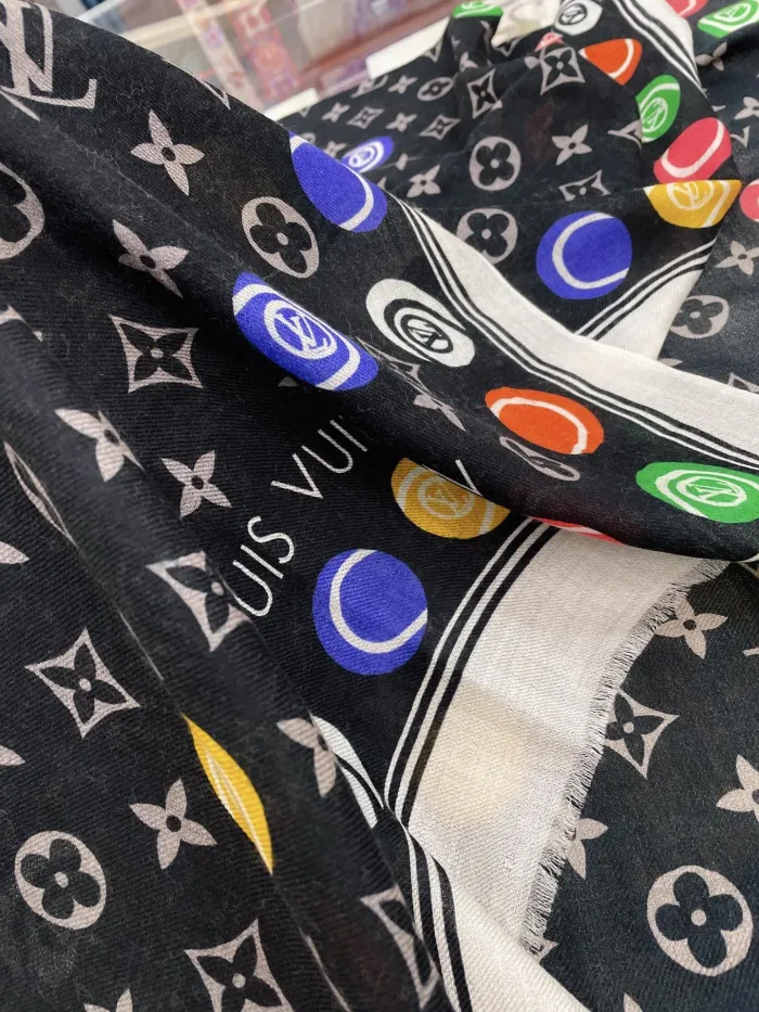 LOUIS VUITTON Scarves