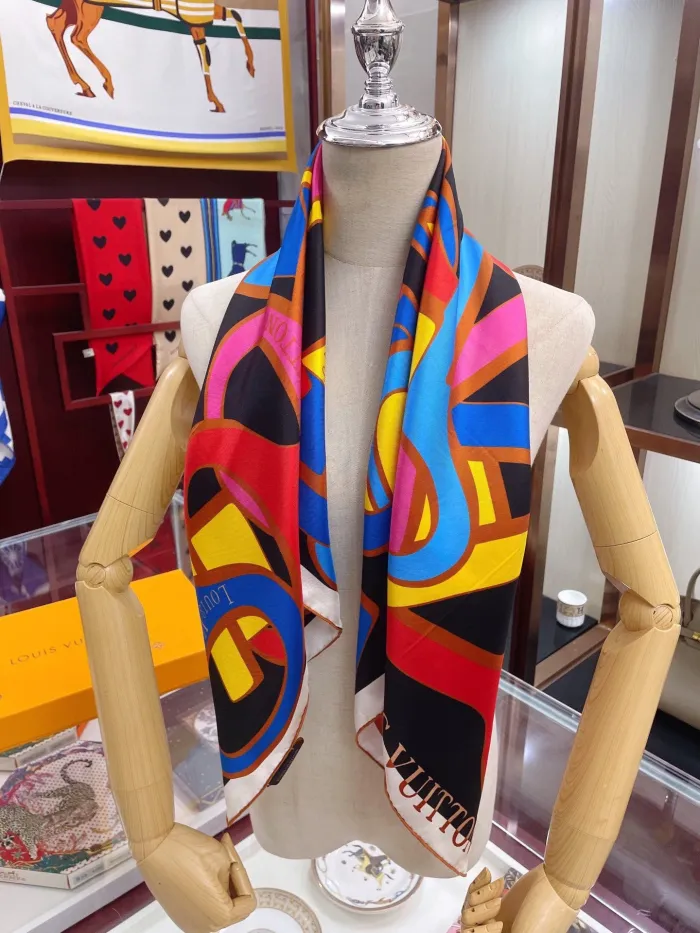 LOUIS VUITTON Scarves