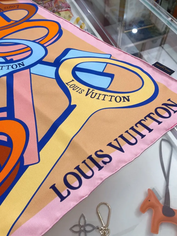 LOUIS VUITTON Scarves