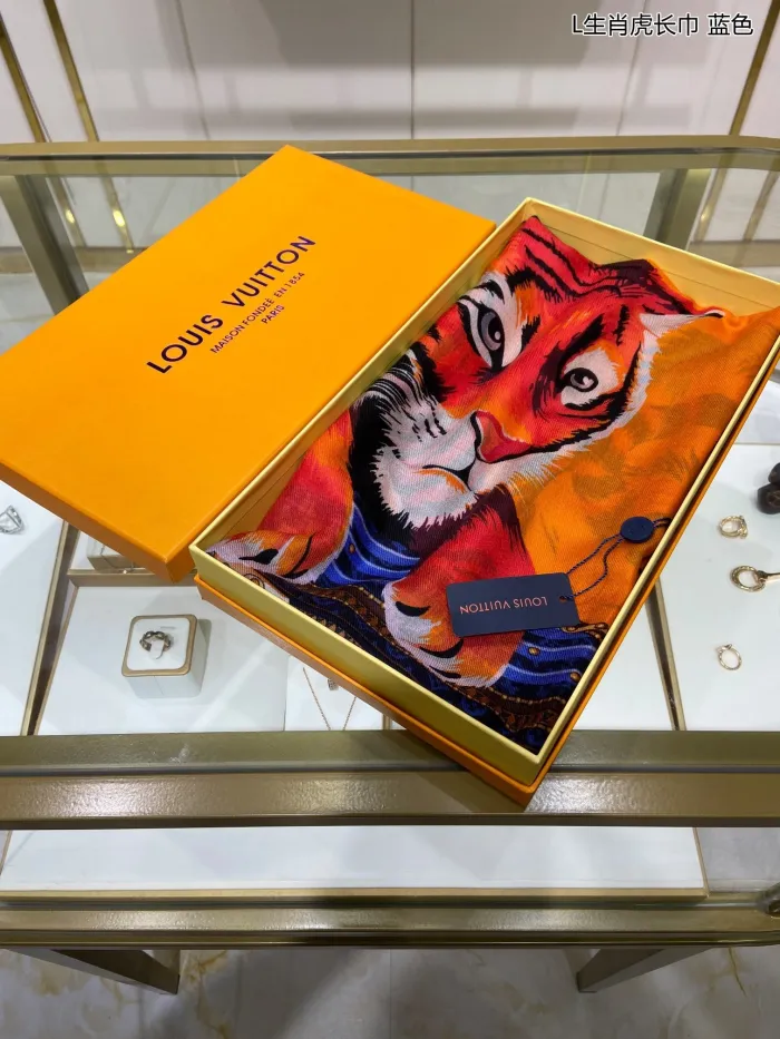 LOUIS VUITTON Scarves