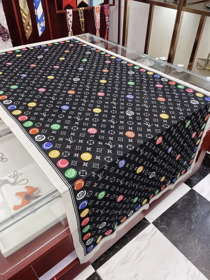 LOUIS VUITTON Scarves