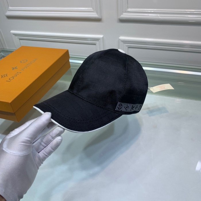 LOUIS VUITTON Hats