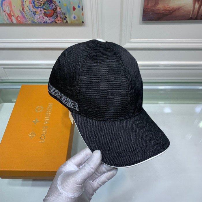 LOUIS VUITTON Hats