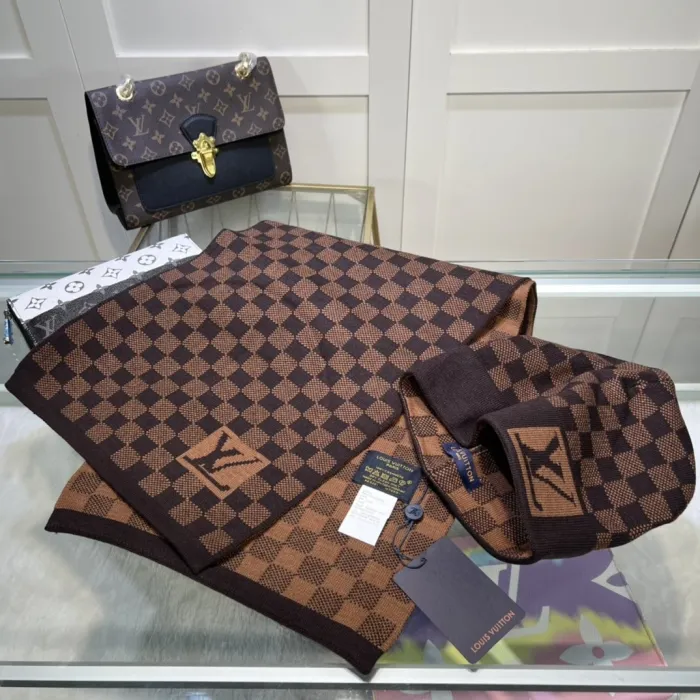 LOUIS VUITTON Hats