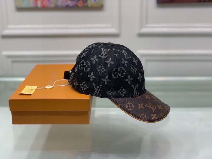 LOUIS VUITTON Hats