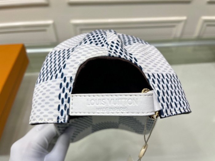 LOUIS VUITTON Hats