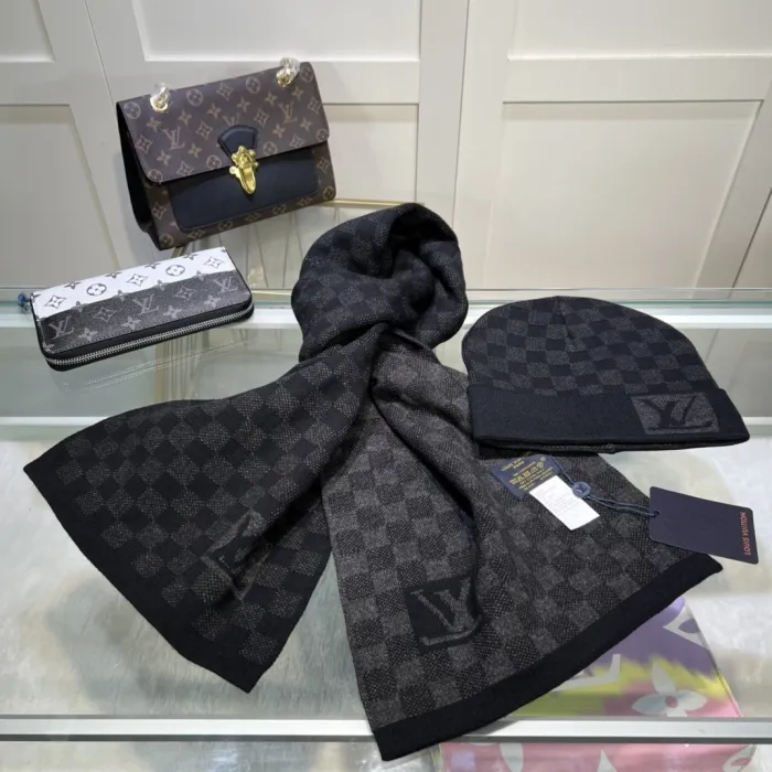 LOUIS VUITTON Hats