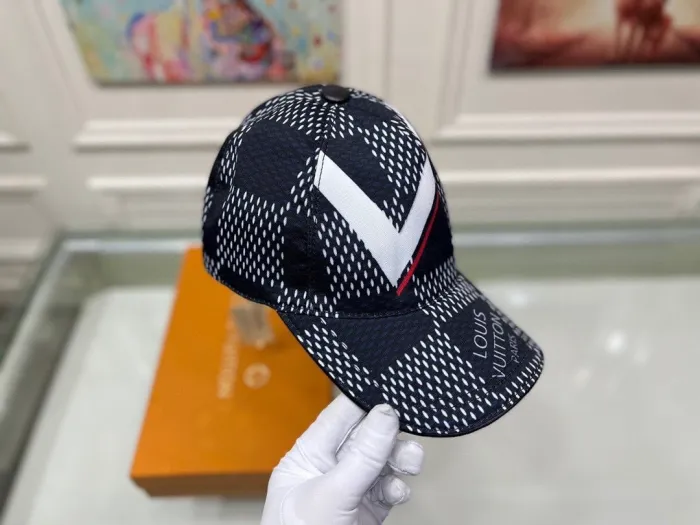 LOUIS VUITTON Hats