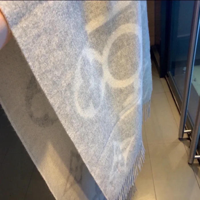LOUIS VUITTON Scarves