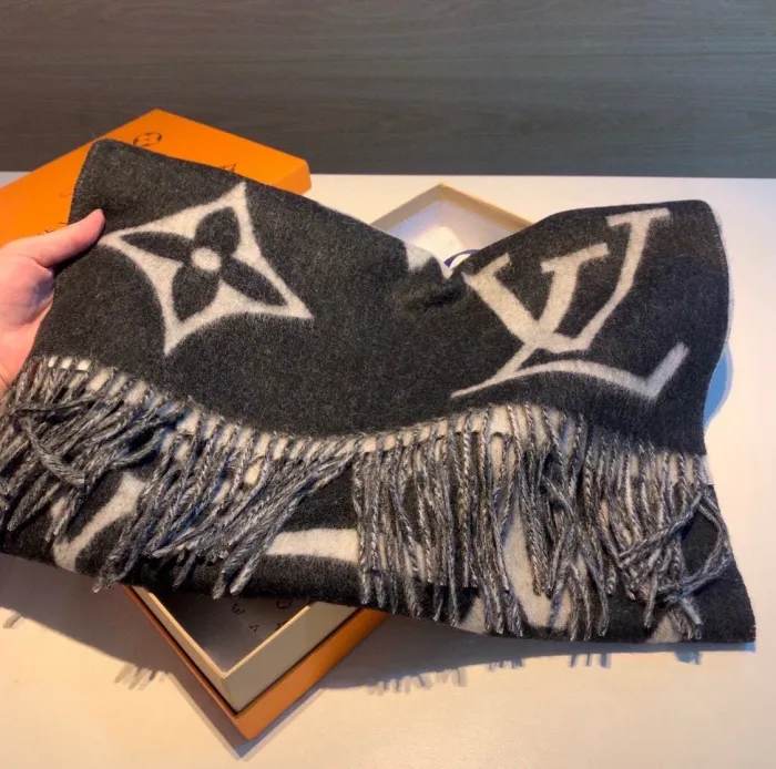 LOUIS VUITTON Scarves
