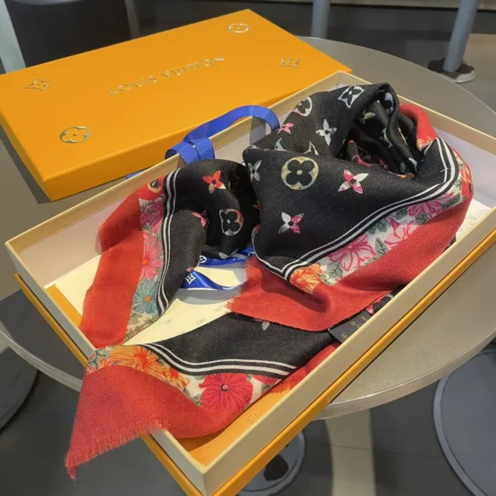 LOUIS VUITTON Scarves