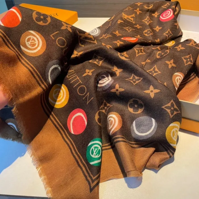 LOUIS VUITTON Scarves