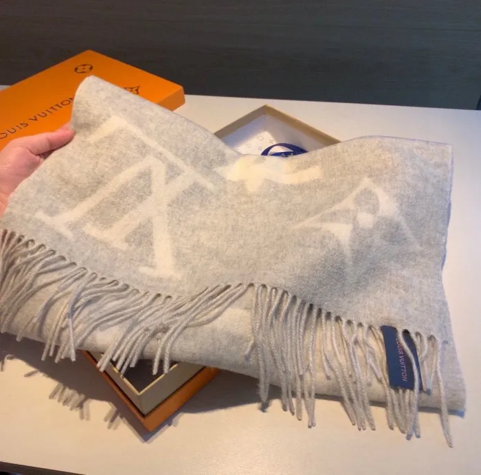 LOUIS VUITTON Scarves