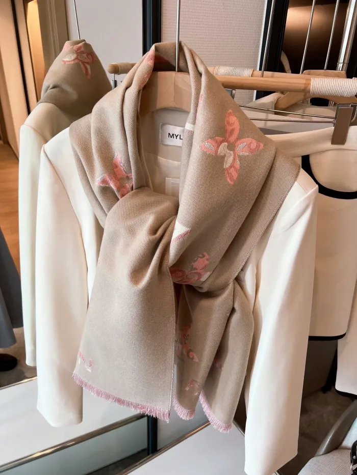 LOUIS VUITTON Scarves