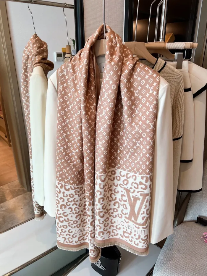 LOUIS VUITTON Scarves