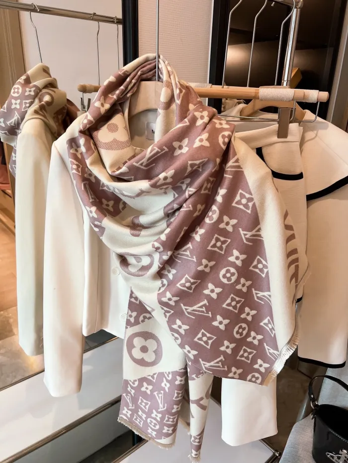 LOUIS VUITTON Scarves