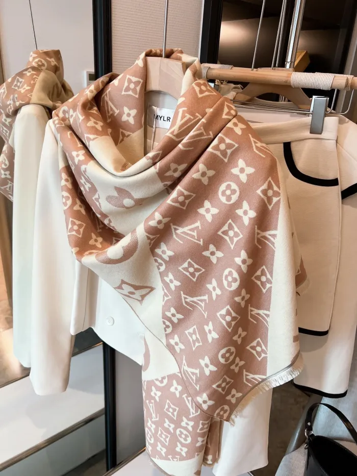 LOUIS VUITTON Scarves