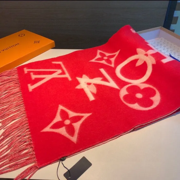 LOUIS VUITTON Scarves