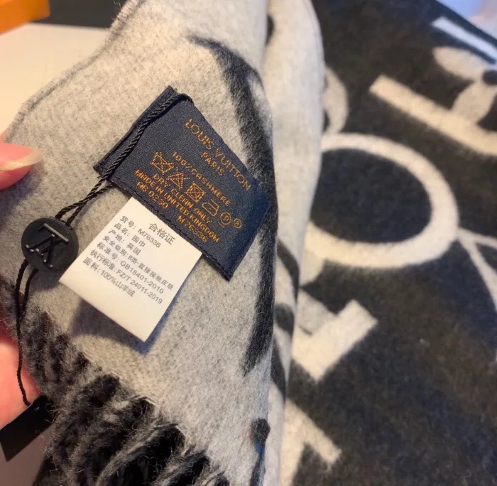 LOUIS VUITTON Scarves