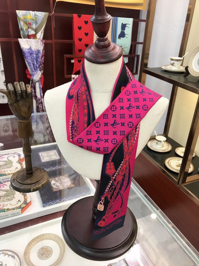 LOUIS VUITTON Scarves