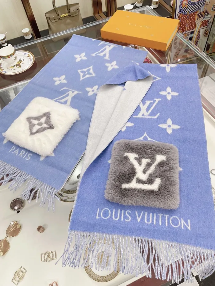 LOUIS VUITTON Scarves