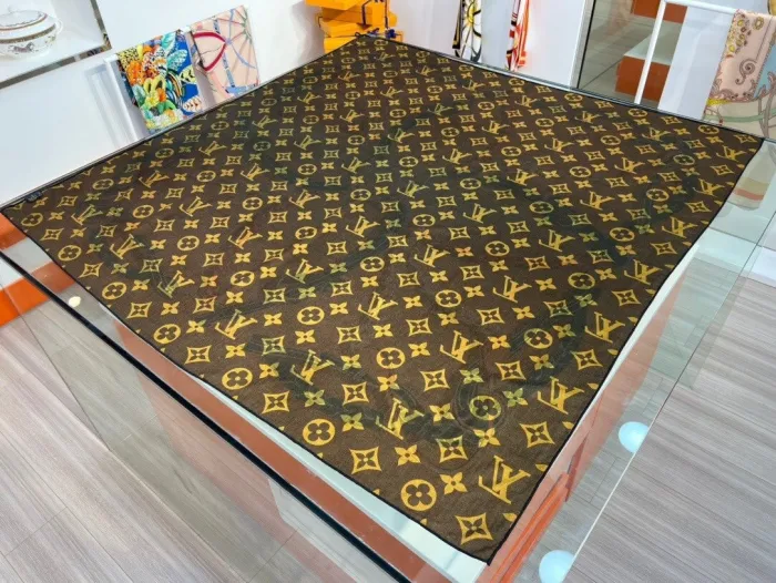 LOUIS VUITTON Scarves