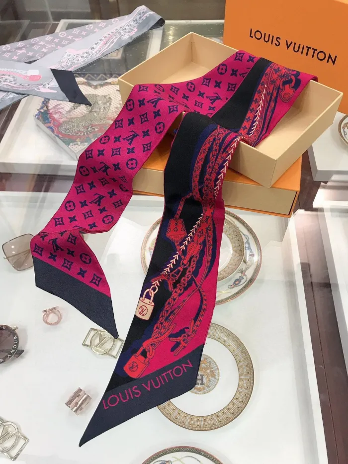 LOUIS VUITTON Scarves