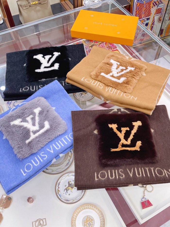 LOUIS VUITTON Scarves