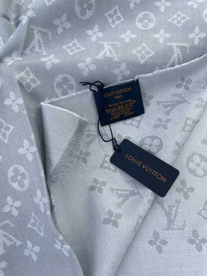 LOUIS VUITTON Scarves