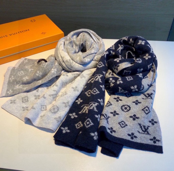 LOUIS VUITTON Scarves