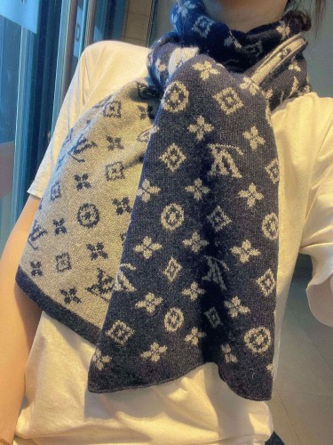LOUIS VUITTON Scarves