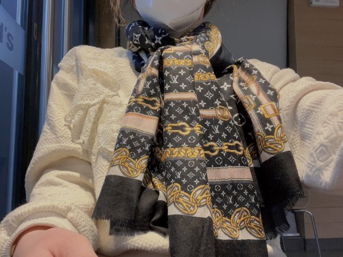 LOUIS VUITTON Scarves